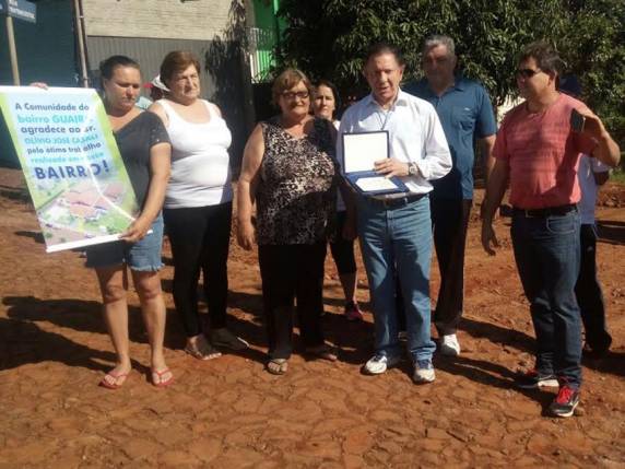 Moradores entregaram ao chefe do Executivo uma placa e um banner