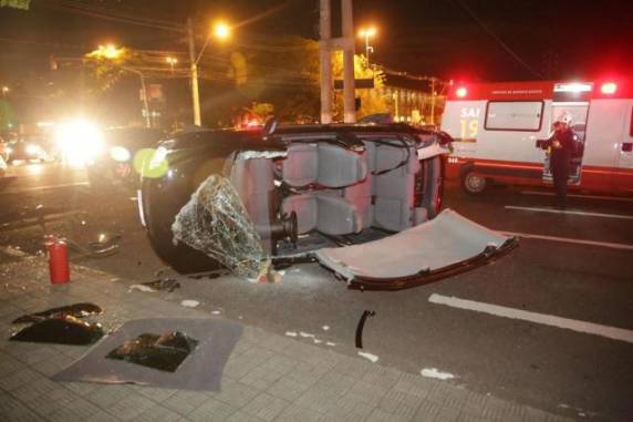 Carro capotou na esquina da Avenida Ipiranga com a Rua Silva Só, no bairro Santa Cecília