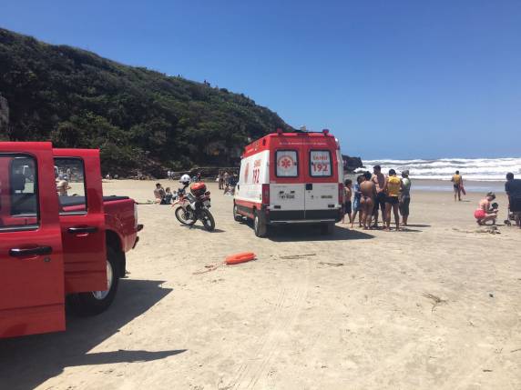 VÍDEO: Bombeiros gaúchos salvam homem na praia de Torres - foto 3