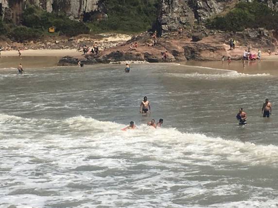 VÍDEO: Bombeiros gaúchos salvam homem na praia de Torres - foto 2