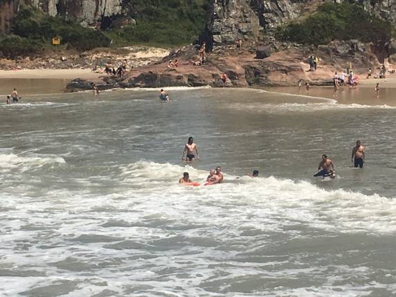 VÍDEO: Bombeiros gaúchos salvam homem na praia de Torres - foto 5