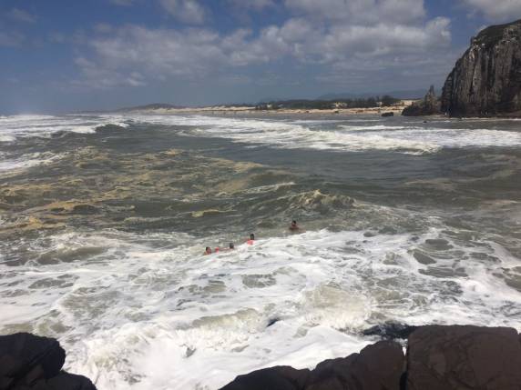 VÍDEO: Bombeiros gaúchos salvam homem na praia de Torres - foto 4
