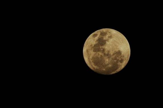 O satélite não chegava tão perto assim desde 1948 e não voltará a fazê-lo até 

2034.