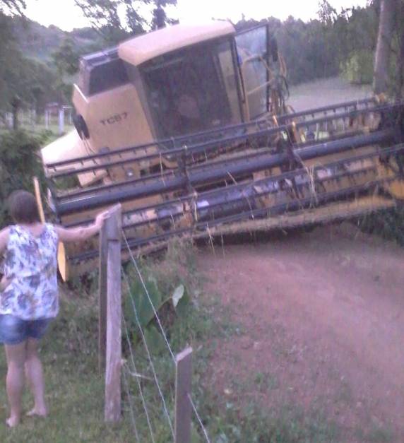 Colheitadeira ficou presa em ponte no interior de Boa Vista do Buricá - foto 4