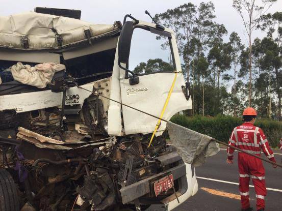 Veículo colidiu com a traseira de outro caminhão