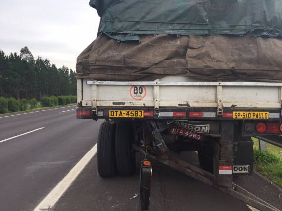 Acidente entre caminhões deixa um
morto na Freeway, em Glorinha - foto 3