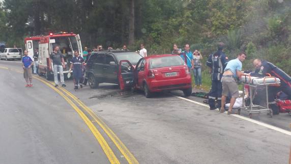 Colisão frontal deixou trânsito bloqueado e intensificou filas na rodovia; vítimas 

foram encaminhadas a hospitais da região