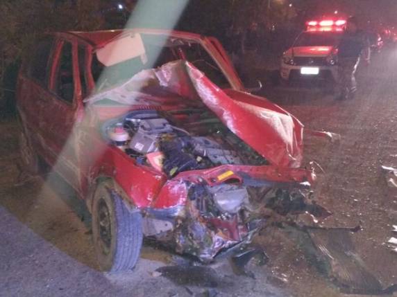 Carro capotou após colidir contra um muro e arremessar 

motorista no RS