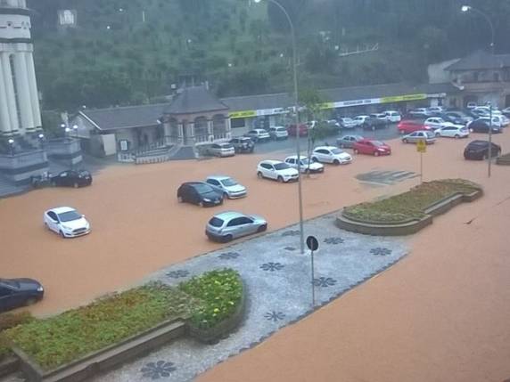 Brusque, SC, tem alagamentos e casa interditada após forte chuva - foto 3