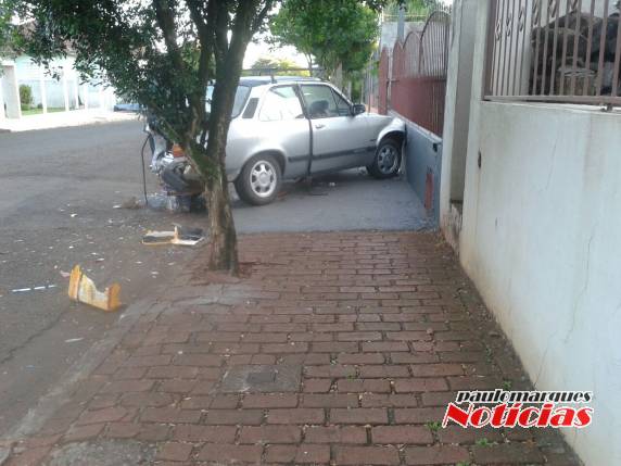 Veículo estacionado é atingido
e motorista foge do local, em Três de Maio - foto 3