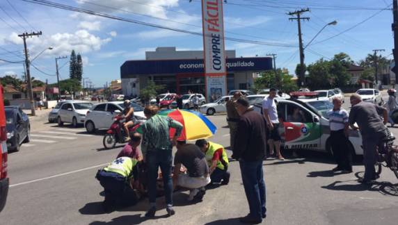 Colisão envolvendo motocicleta e carro deixa jovem ferida em Tijucas, SC - foto 2