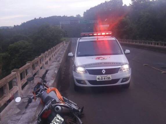 Homem bateu com moto na mureta da ponte e sofreu 

queda de 14 metros