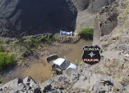 Veículo despenca de ribanceira e motorista
morre na BR-282 em Xanxerê - foto 2