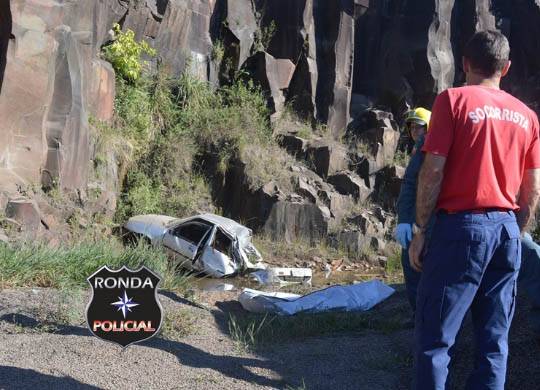Veículo despenca de ribanceira e motorista
morre na BR-282 em Xanxerê - foto 3