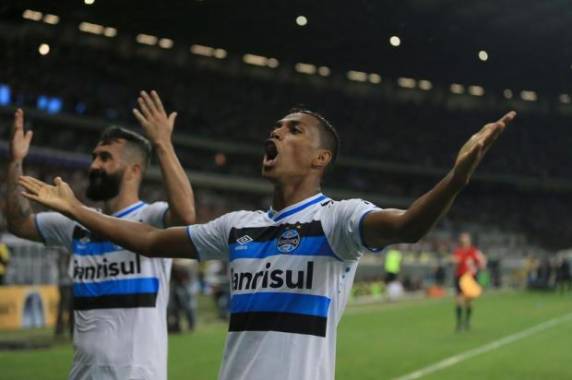 Pedro Rocha, duas vezes, e Éverton fizeram os gols tricolores
