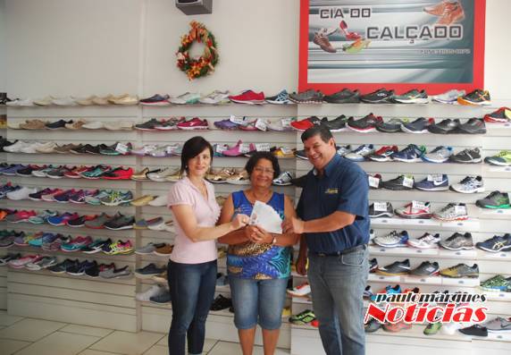 Cliente da Cia do
Calçado recebe vales-compras de R$ 1.000,00 do “Três de Maio é Show” - foto 3