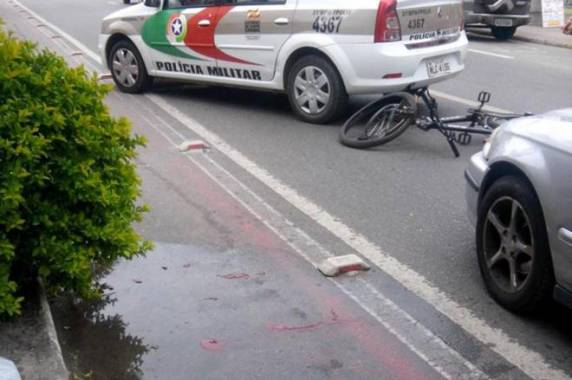 Ciclista foi atingido na ciclofaixa, que ainda estava com sangue no final da tarde de sexta-feira
