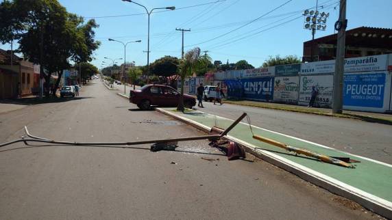Motorista bate
com veículo em luminária e foge abandonando o carro, em Ijuí - foto 3