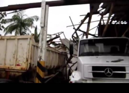 Em Timbé do Sul, telhas de garagem atingiram 

residências e veículos
