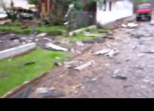 Ventos
destelham casas e garagem de prefeitura no extremo Sul de SC - foto 3