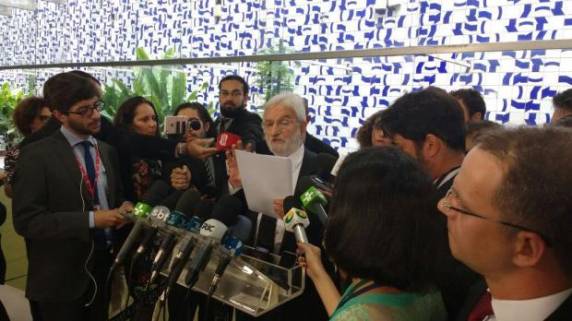 Caberá ao presidente da Casa, Rodrigo Maia, decidir se 

aceita ou não o pedido protocolado nesta segunda-feira