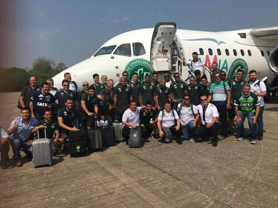 Torcedores da Chapecoense fazem vigília em frente à sede do time - foto 2