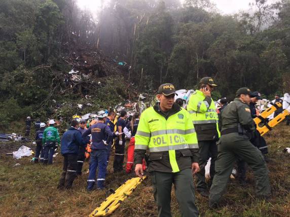 Torcedores da Chapecoense fazem vigília em frente à sede do time - foto 5