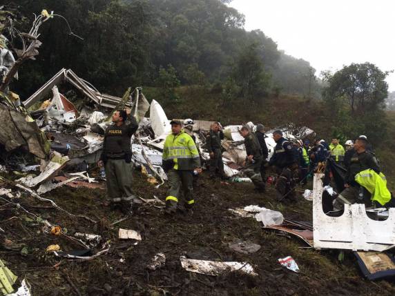 Torcedores da Chapecoense fazem vigília em frente à sede do time - foto 6