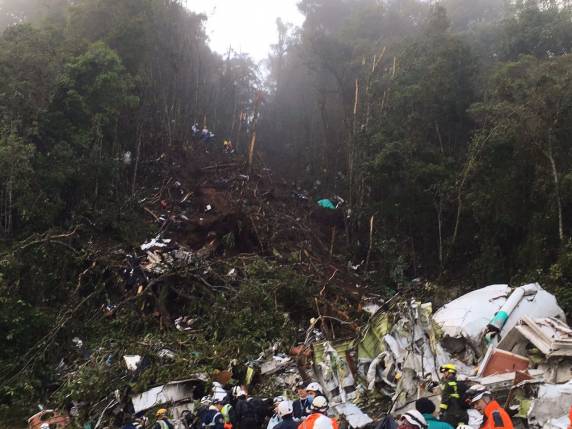 Torcedores da Chapecoense fazem vigília em frente à sede do time - foto 9