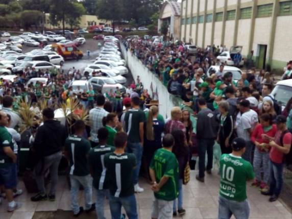 Torcedores da Chapecoense fazem vigília em frente à sede do time - foto 10