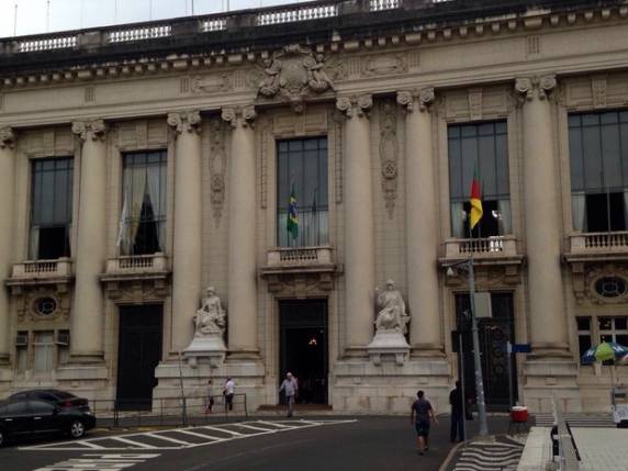 Salários dos servidores e pensionistas serão fatiados pelo 

10º mês seguido