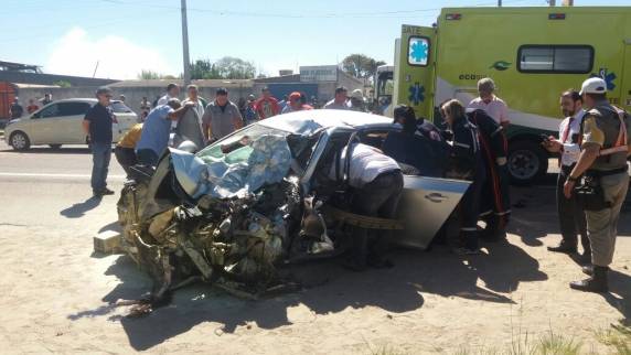 Vítima estava em banco traseiro 

de carro que bateu em ônibus