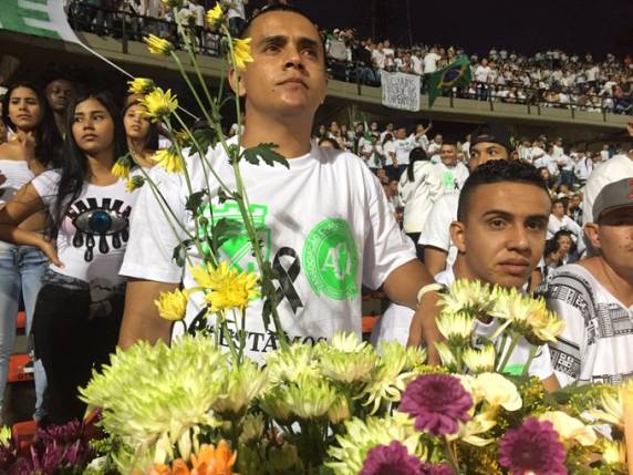 Chapecó e Medellín têm homenagens às vítimas de acidente - foto 4