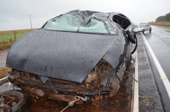 Automóvel Ford KA aquaplanou, saiu da pista e acabou capotando, condutor sofreu lesões leves