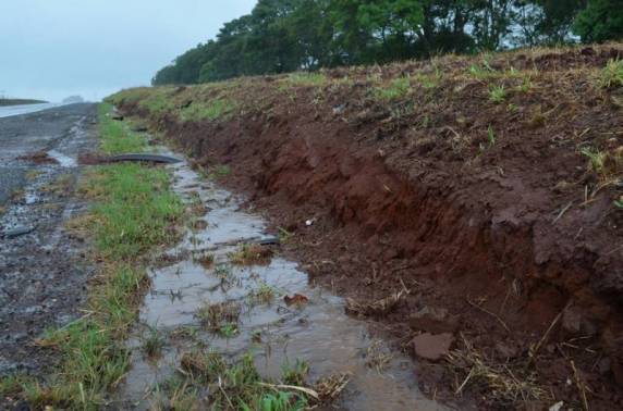 Homem fica ferido depois de uma aquaplanagem seguida de capotamento na BR-285 em Panambi - foto 3