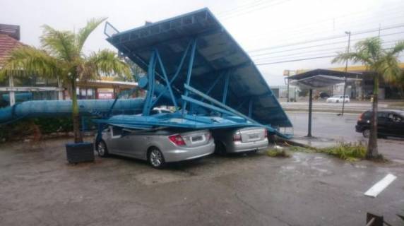 Fortes chuvas e vento causam destruição na Grande Florianópolis - foto 3