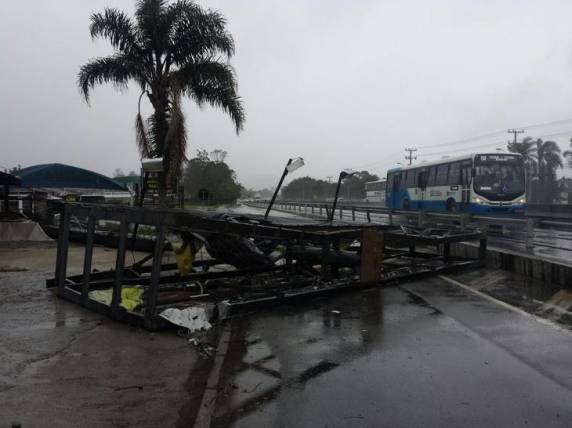 Fortes chuvas e vento causam destruição na Grande Florianópolis - foto 4