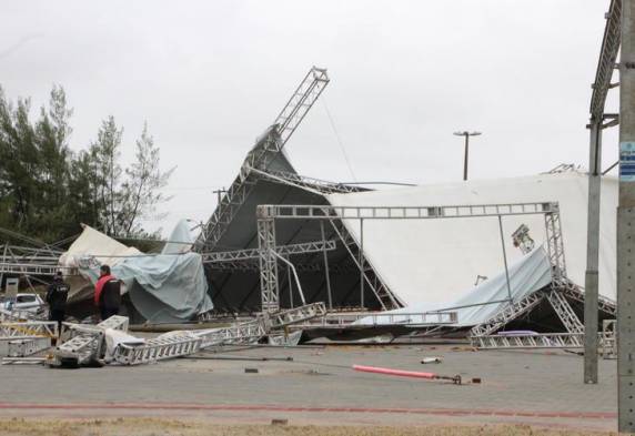 Fortes chuvas e vento causam destruição na Grande Florianópolis - foto 6