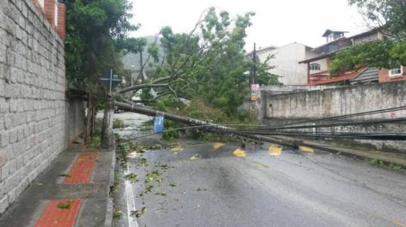 Grande preocupação é alertar a população de que a cidade ainda pode receber nas próximas horas 

ventos de até 60 km/h