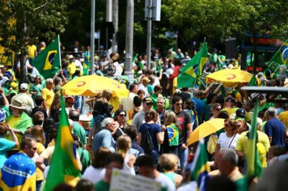 Protesto teve críticas ao Congresso, pediu a saída do presidente do Senado, Renan Calheiros e defendeu pacote anticorrupção