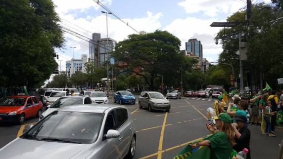 Manifestantes fazem ato contra a corrupção em Porto Alegre - foto 3