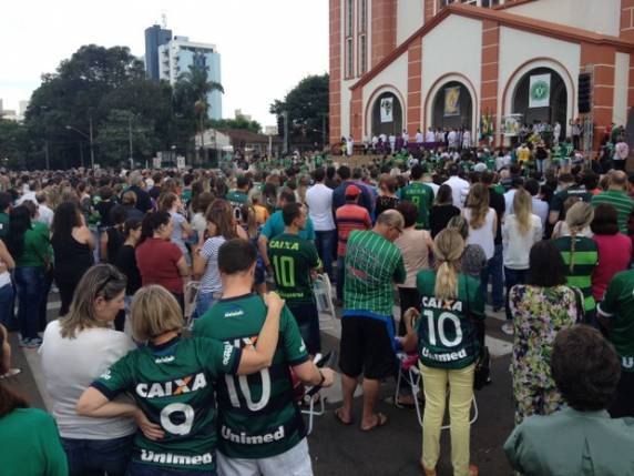 No Oeste, multidão foi até a Catedral para marcar 7º dia após a tragédia