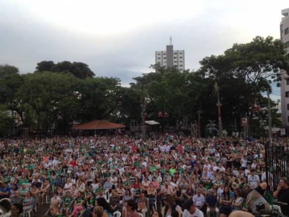 No Oeste, multidão foi até a Catedral para marcar 7º dia após a tragédia