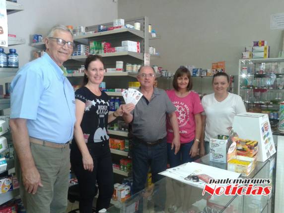 Farmácia Cruz Azul e Casa da
Pintura entregam vales-compras do Promocional Três de Maio é Show - foto 2