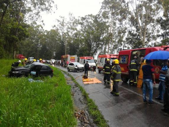 Carro em 

que eles estavam rodou na pista e foi atingido por outro veículo