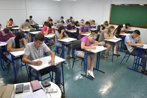 Candidatos
disputam 440 vagas no Vestibular SETREM 2017 - foto 2