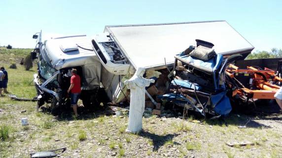 Colisão 

entre carro e dois caminhões aconteceu na manhã desta segunda-feira, 12/12, no km 257,9 da rodovia
