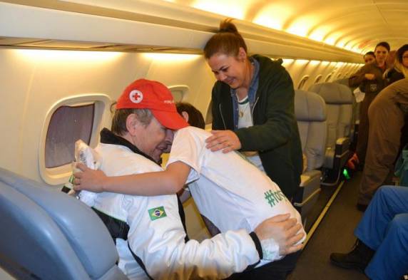 Lateral-esquerdo e jornalista retornaram ao Brasil 

duas semanas depois do acidente na Colômbia