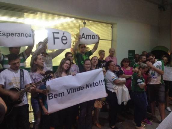Último sobrevivente da Chapecoense, Neto chega de avião a Chapecó - foto 2