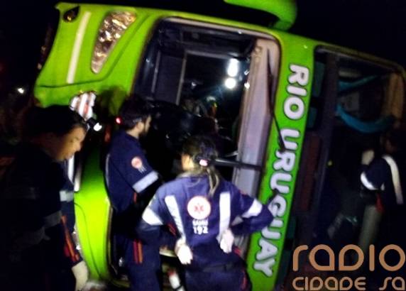 Acidente com ônibus argentino aconteceu no início da madrugada próximo ao acesso a Caibaté